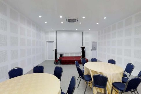 Country-Hotel-Event-Space-Dinner-Setting-Center-View